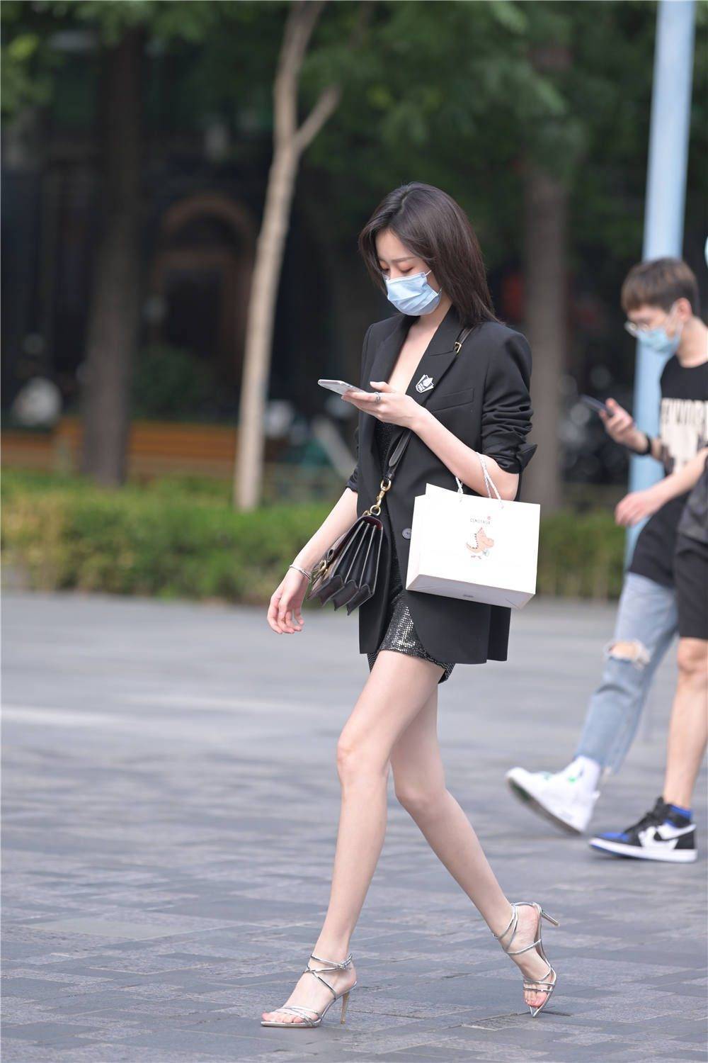 银色细跟凉鞋,搭配深灰色亮片紧身裙,小姐姐气质太出众了_美女_黑色