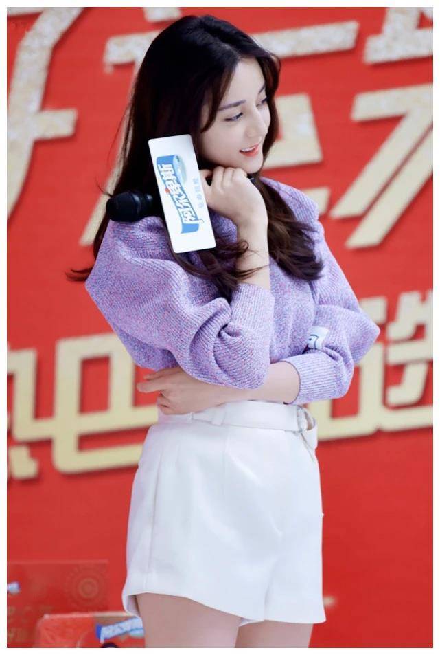 大家都知道女明星们的身材大多数都是苗条高挑的风格,迪丽热巴因为10