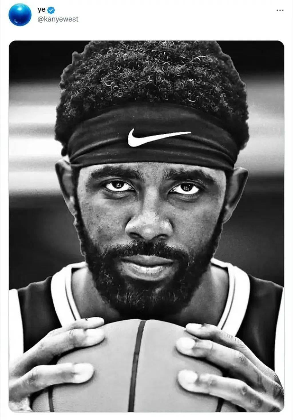 在推特上发了张欧文的照片,并强调:"兄弟,我挺你!