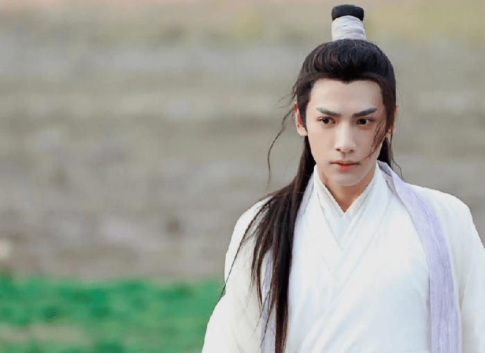 润玉是天帝太微跟龙鱼族公主的私生子,太微当初勾引龙鱼族公主簌离