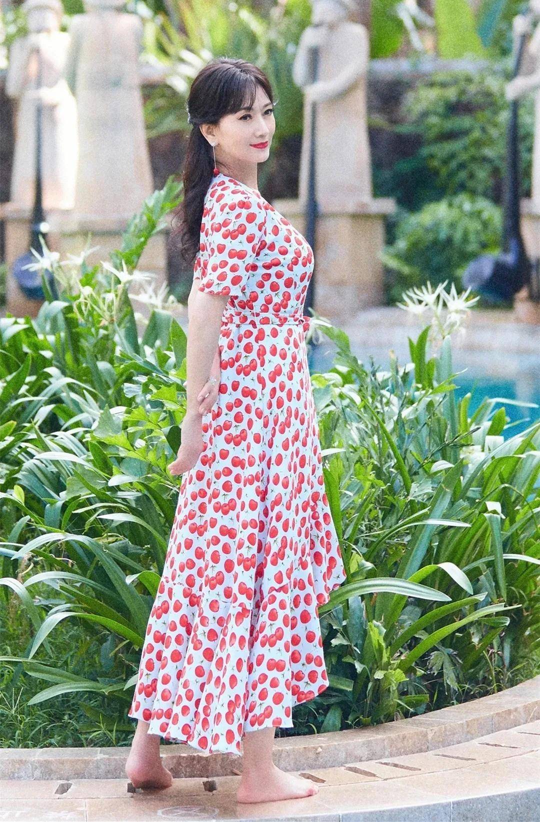 不老女神,赵雅芝真的太会穿了.印花连衣裙甜美减龄,气质优雅.