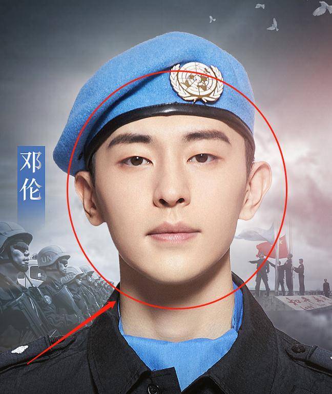 这造型也是维和警察的经典造型,而邓伦身穿这件警服,颜值也是相当出众
