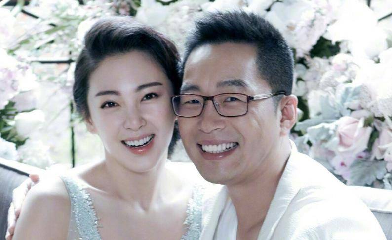 一开始张雨绮因为和前夫果断分手,获得了网友们一边倒的好评,认为她是