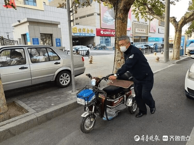 莱西八旬老人车辆抛锚 民警暖心护送回家 巡逻 齐鲁 三轮车