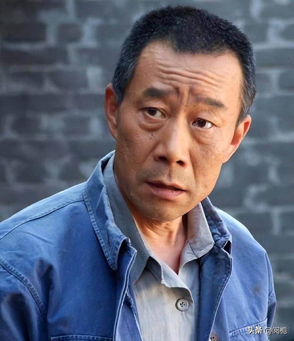 在节目《开讲啦》现场,一个十八线不知名男演员,当众"炮轰"李雪健老师