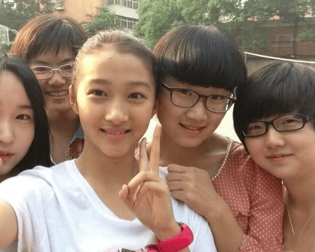 我朋友也去了关晓彤生日party,回来之后气疯了_网友_因为_闺女