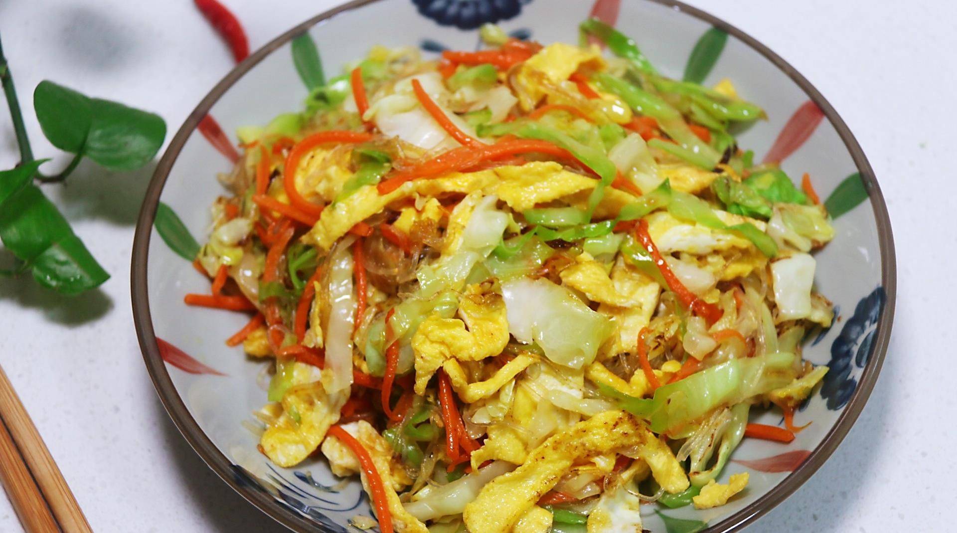 粉丝包菜炒鸡蛋星期二芹菜炒香干  甜椒豌豆虾仁芹菜炒香干,清淡又不