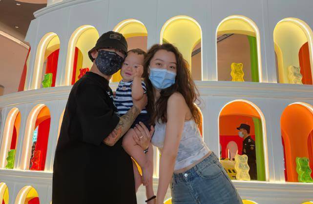 在这次柚柚过生日晒出的照片中,很明显发现其实柚柚