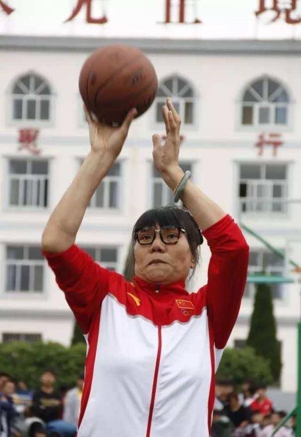 53岁女篮巨人郑海霞:双腿变形无子女陪伴,丈夫已不见踪影