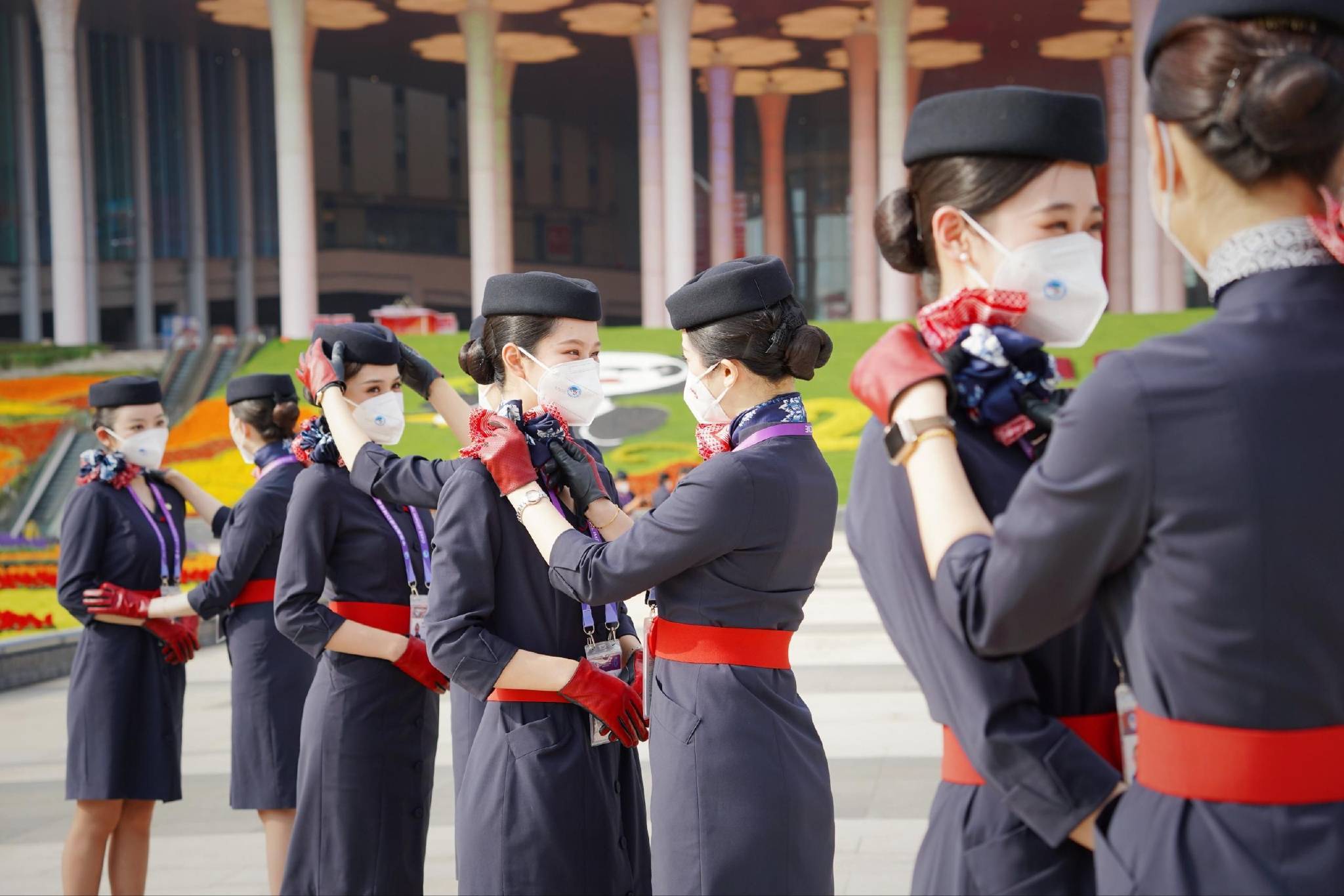 民航联盟:东航空中乘务员亮相"四叶草",提供外事接待会场引导等服务