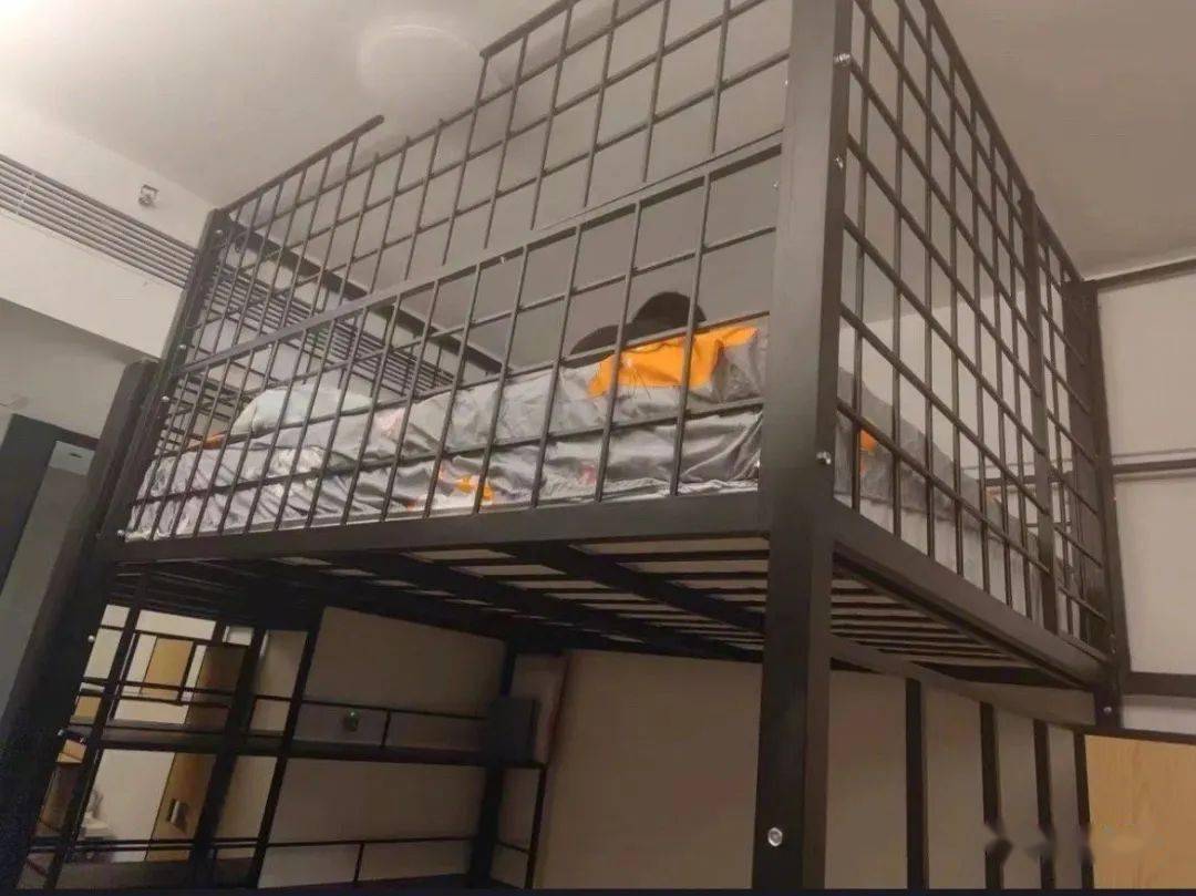 开眼界的一天呢不多说了,来进入今日份开心源泉床的别名:困兽之笼(via