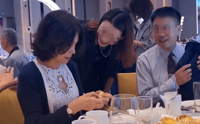私下参加婚宴的董明珠,一组流出的偷拍照打脸了多少「社交达人」_关系_好友_电话