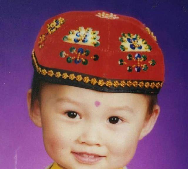 kiki许佳琪也是一个大美女,从这张小时候的照片可以看出来,她从小就爱