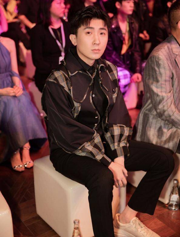 现身何超莲生日宴,参加国际时装周,尚九熙才是德云社真正的豪门