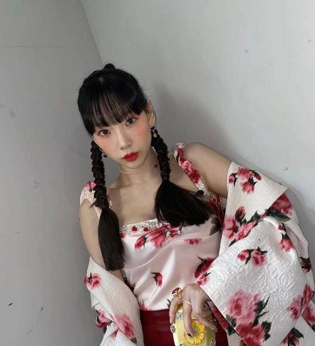 iu齐刘海造型曝光,好多网友说像金泰妍,撞脸了吗?_solo_公司_微调