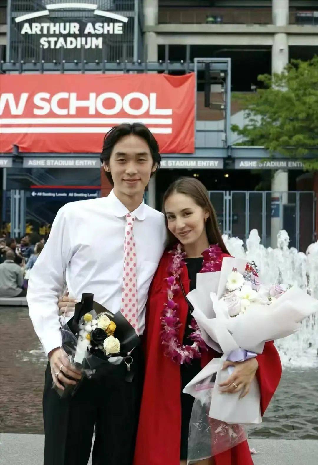 与外籍女友当众搂抱,穿衣风格太过火辣_林子濠_朋友_网友