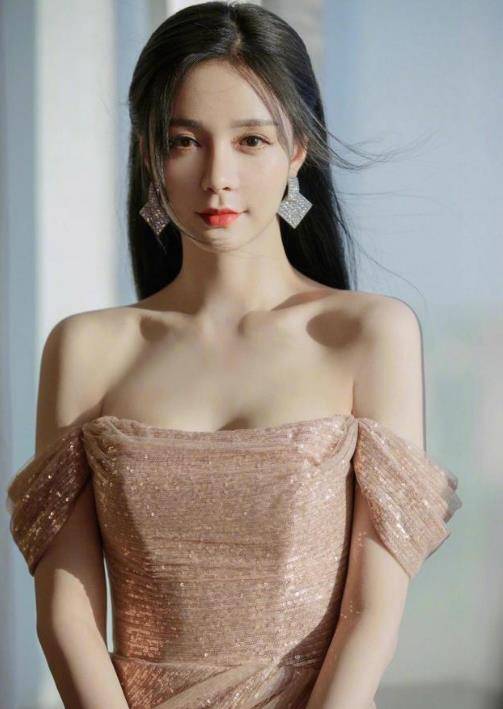 沈梦辰车内坐姿豪迈,录制节目引争议,本人解释:其实那只是抱枕_杨迪