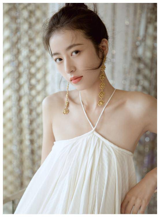 周雨彤也太敢穿了!一身露背装现身活动,弯腰时真替她捏把汗