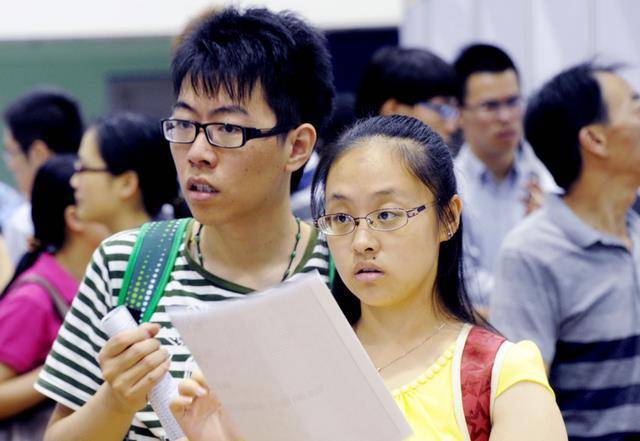 一女大学生报考公事员行步政审！原因竟出在奶奶身上！一路来看看