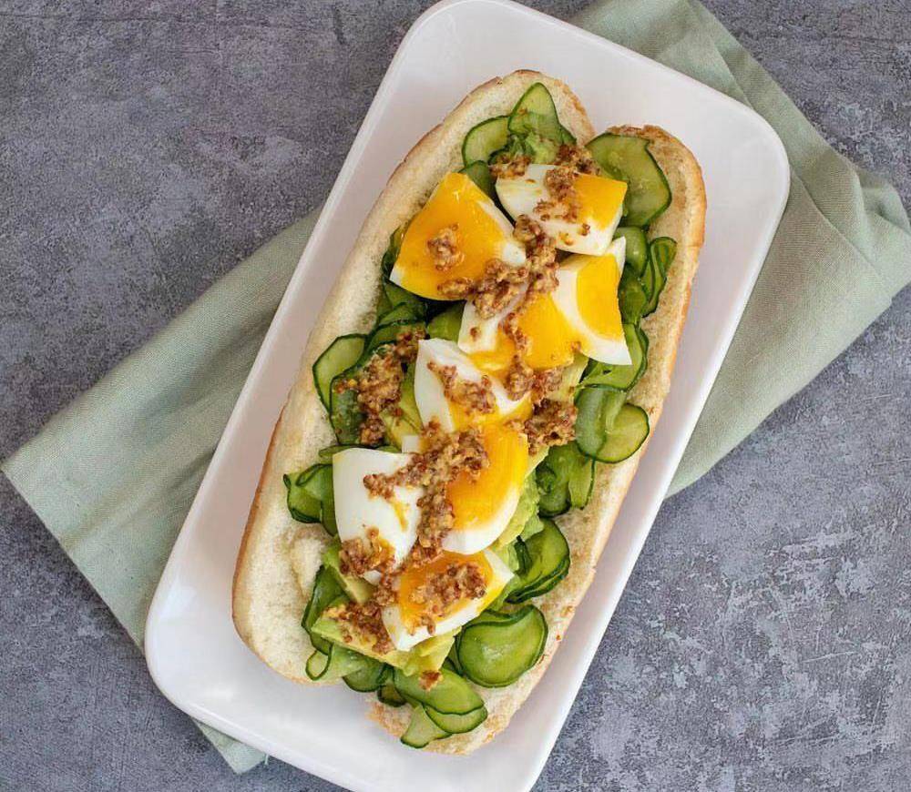 自制早餐——溏心蛋牛油果堡做法简单，美味营养_搜狐网