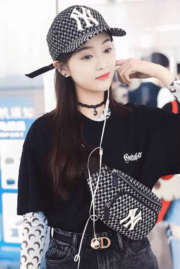 众女神戴棒球帽,吴宣仪甜美,裴珠泫低调,唐艺昕造型感满分_帽子_明星