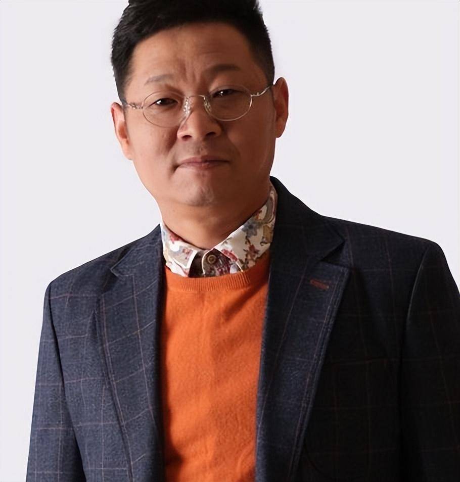 演员赵亮:娶小15岁的模范老婆,低调养鸡14年,你现在的生活怎么样?