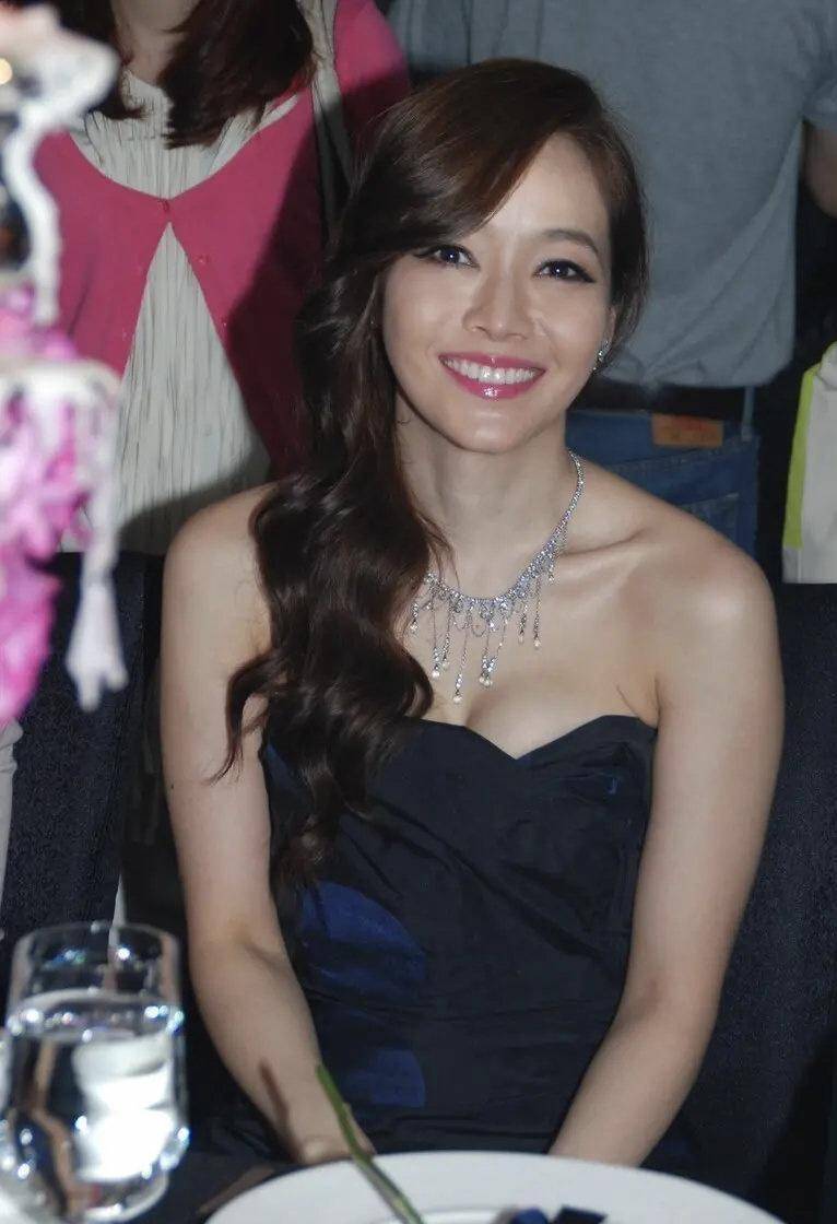 分手14年，侯佩岑仍与周杰伦绑缚上热搜，她的心计心情都藏在笑容里