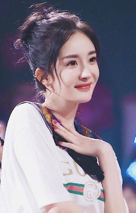 杨幂新剧发际线后移眼神沧桑,厚磨皮挡不住老态,强行演少女!