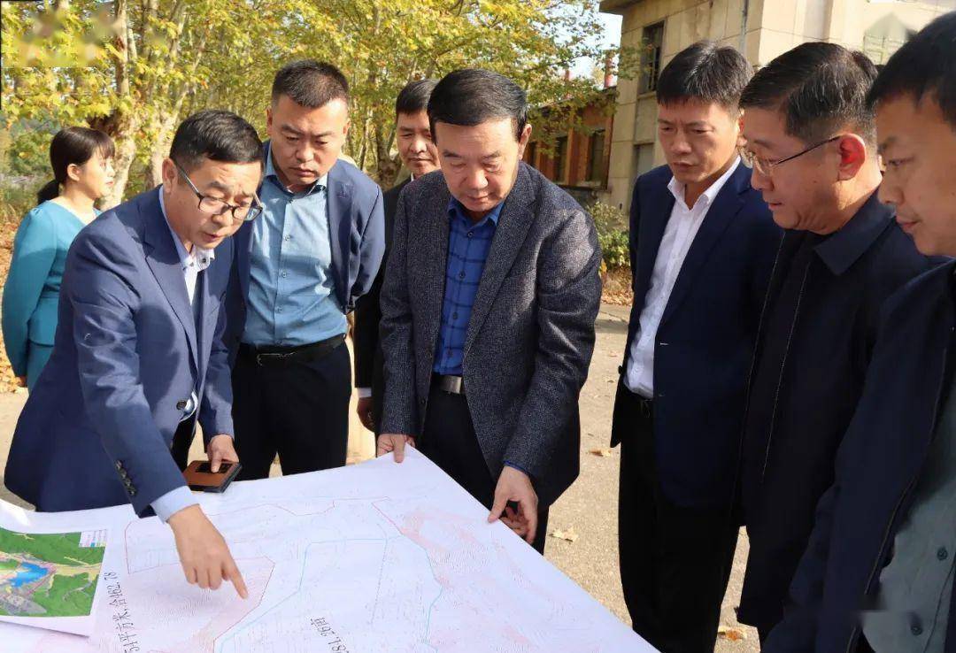 考察团一行深入蛟潭镇,鹅湖镇,察看项目拟落地的选址,并实地了解浮梁