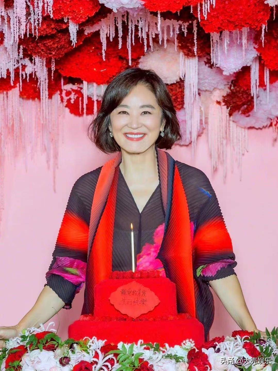 林青霞晒生日蛋糕庆祝68岁生日,蛋糕形状寓意深刻,网友直呼佩服_照片