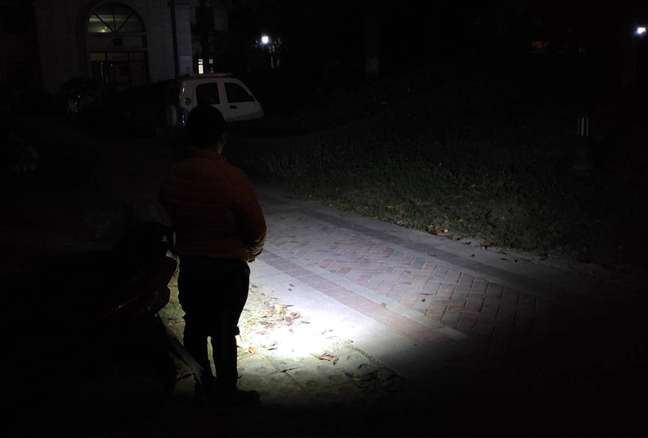 小米米家多功能手电筒测评:带破窗器,能割安全带,守护出行安全