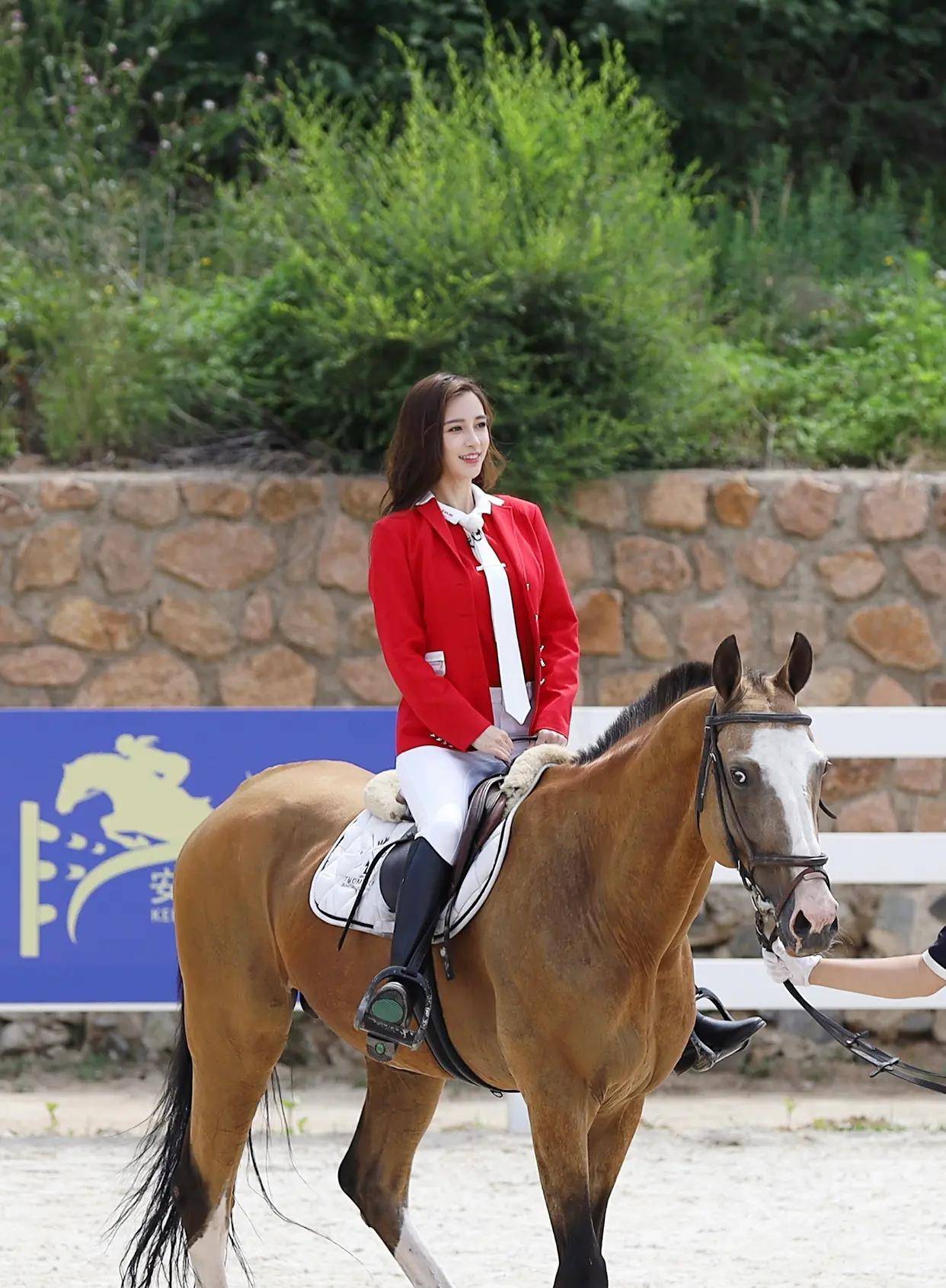 杨颖《奔跑吧》造型大盘点,每个都出奇的美,最喜欢马术少女!