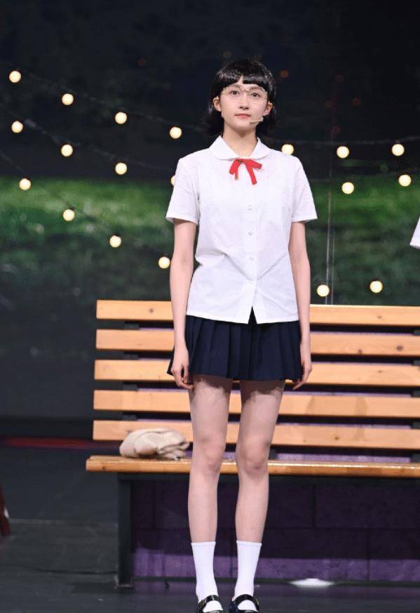 关晓彤为扮美,大胆挑战jk制服,复古发型油到发亮_look_时尚_白色