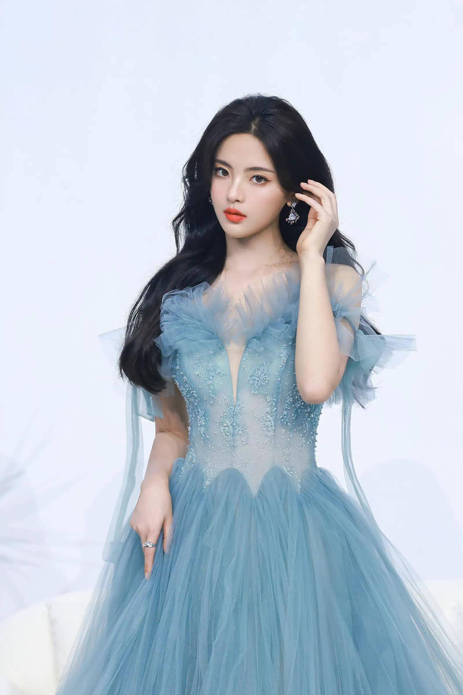 女明星杨超越时尚写真:姣美俏丽,小鸟依人