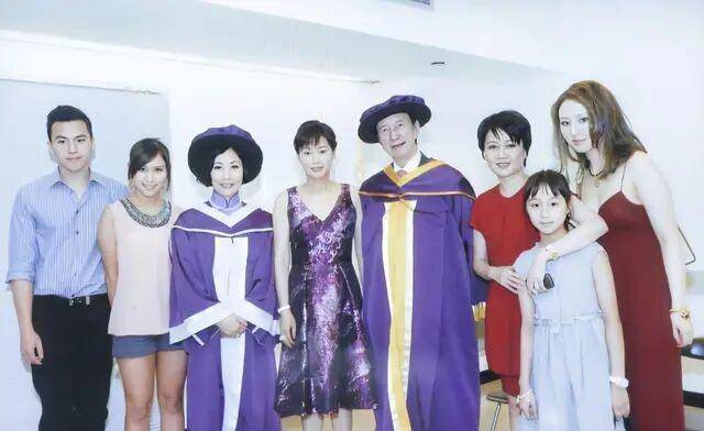 和四太合照都抢镜,穿吊带背心美出新高度_梁安琪_陈婉珍_长裙