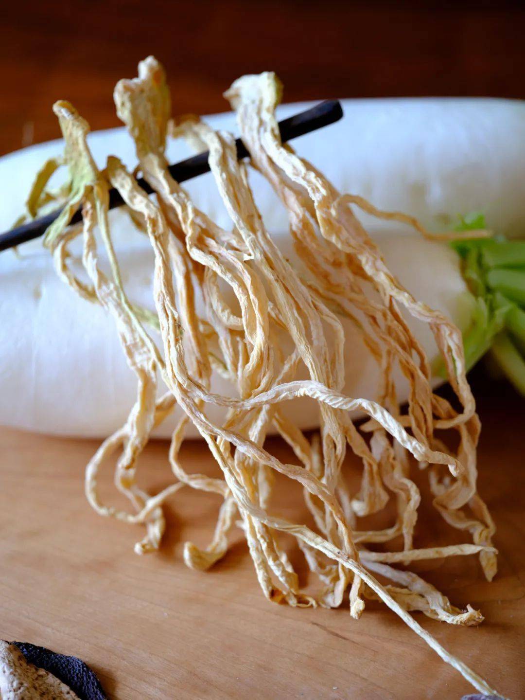 他已经摸索出了一套用法,耙齿萝卜干 陈皮 五指毛桃一起煮水喝,肚子胀