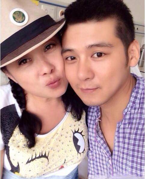 海燕疑似圈养21岁男模,高调秀恩爱,以妈咪儿子互称_微博_电视剧_老公