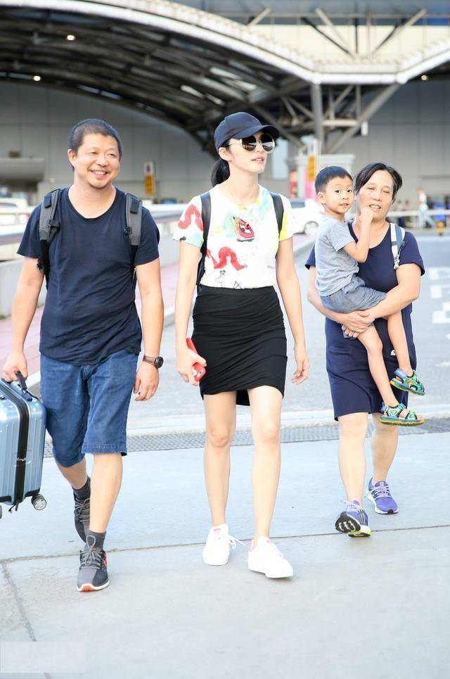 婚后,姚晨为丈夫曹郁诞下一儿一女(小土豆,小茉莉),凑成"好"字,实现