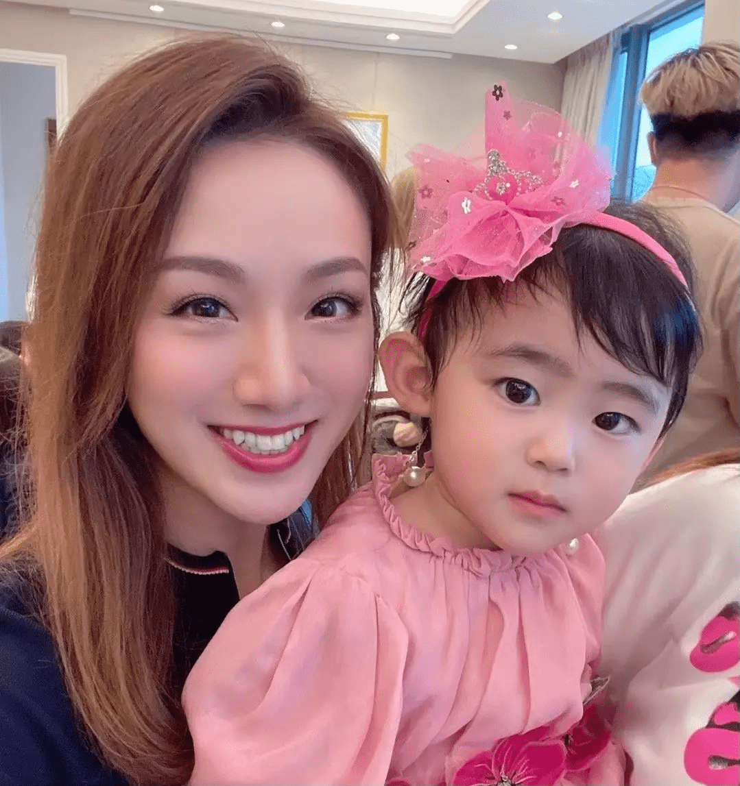 而像杨张新悦,薛嘉麟和太太诸葛紫岐以及朱凯婷这些城中名媛,富婆们