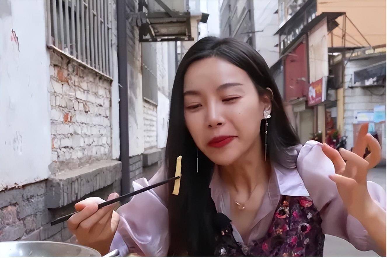 千万粉丝网红“小贝饿了”塌房：带货伪劣食品 