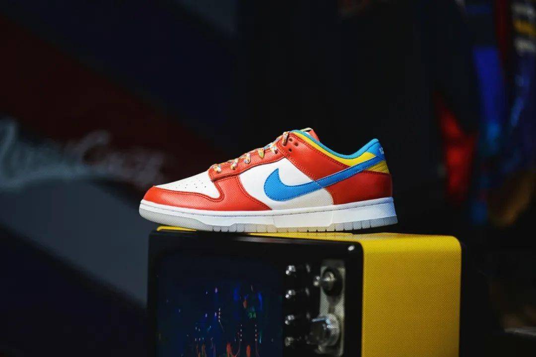 LEBRON JAMES x NIKE DUNK LOW “FRUITY PEBBLES”｜SOAR 限量发售_手机