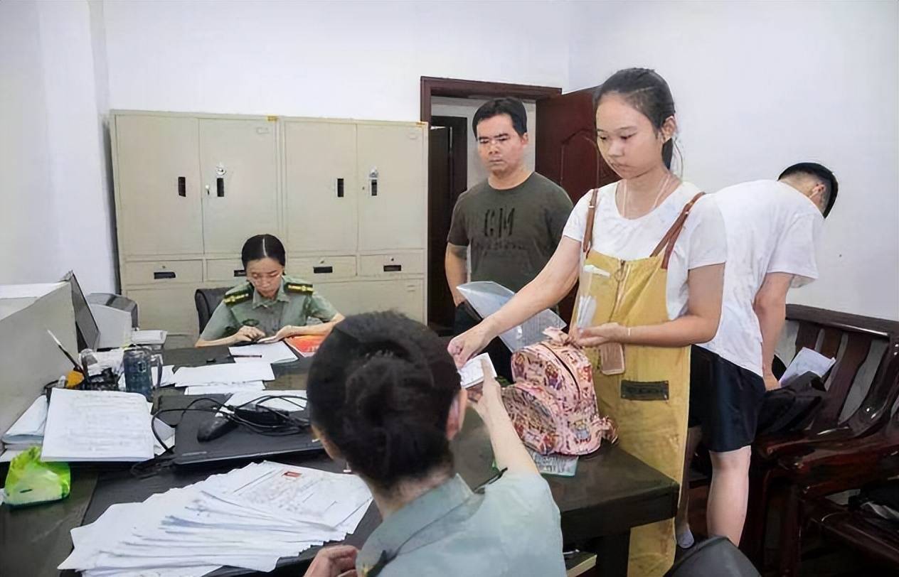 女书记因缺席女儿成人礼呜咽，却被骂上热搜，此次实的很难共情