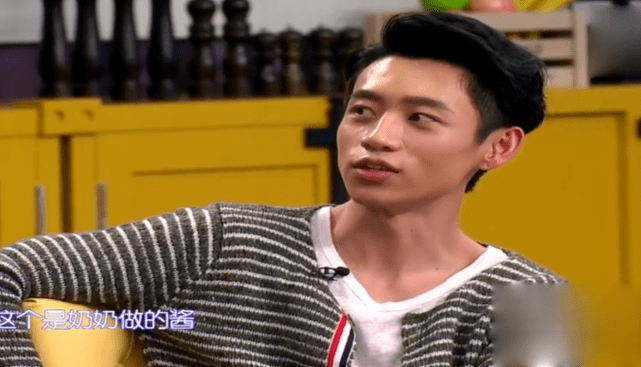 魏晨晒奶奶旧照宣布奶奶去世,享年99岁,伤心悼念:我永远爱您_小时候