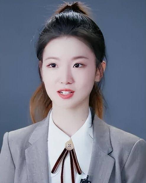 孟雨桐晒出"日常工作日",化着柔美的肌肤,亲自辟谣"辞职传闻"_大学生