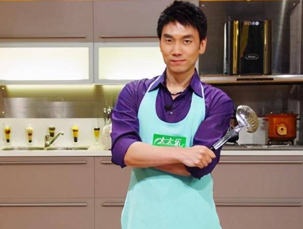 厨艺征服马云西华想要让林依轮去参加电视《天天饮食》栏目,没想到林