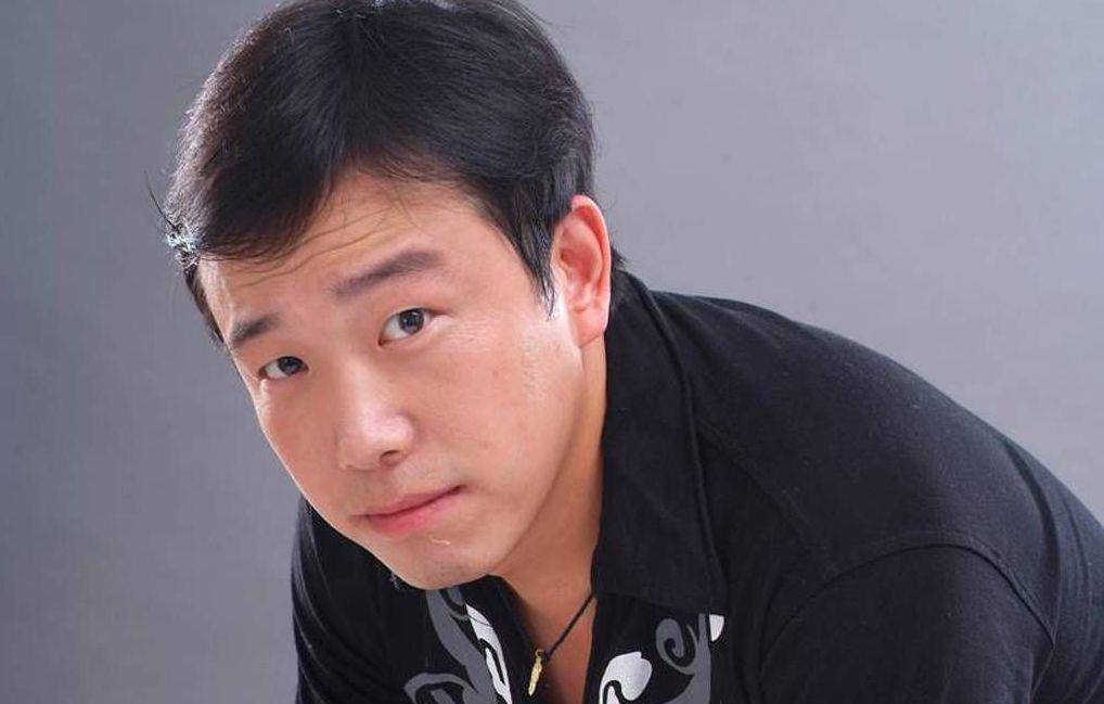 其实大潘的老家是东北,出生在黑龙江的鸡西,从小就喜欢文艺表演.