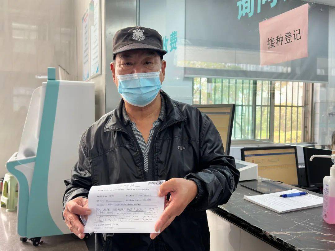 11月9日一大早,60岁的周师傅就来到了横山桥镇卫生院进行新冠疫苗接种