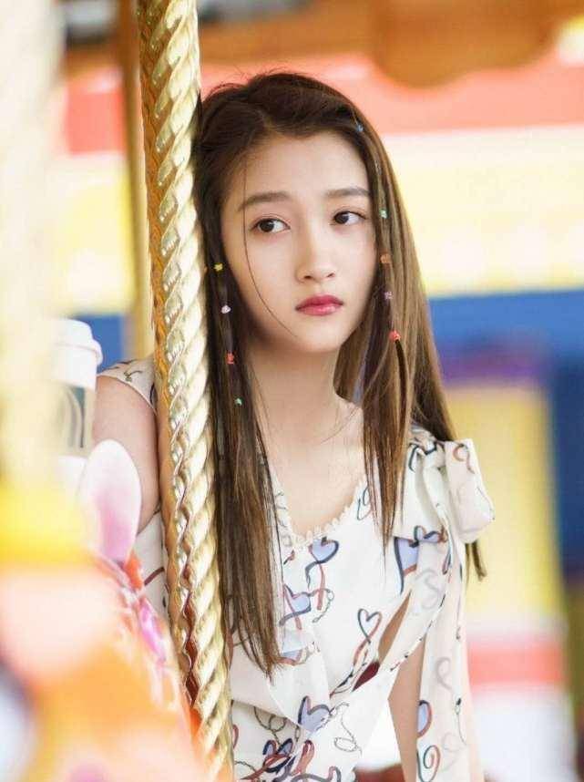 关晓彤漂亮成功上线秀身材!