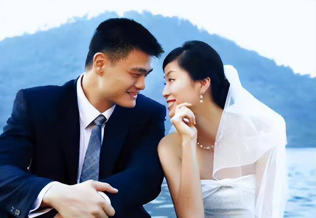 巨人姚明的漫漫追妻路:17岁与叶莉初遇,相爱22年从校服到婚纱_训练