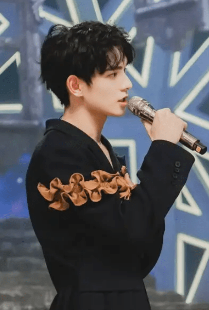 知名狗仔称明天中午要放大瓜,候选人数有9位,流量鲜肉都在其中_姚明明